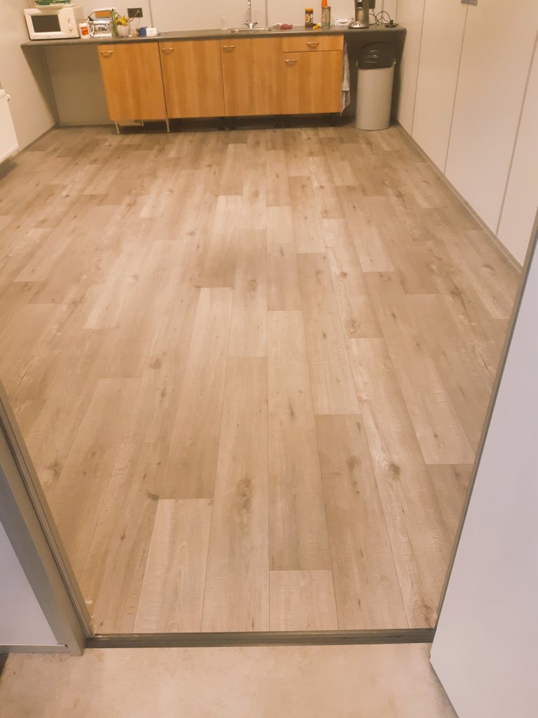 Nieuwe vloeren in kantine en kantoor, weer top werk geleverd door <a href="/WBSchrader/">Wim Schrader</a> 
#vakwerk
