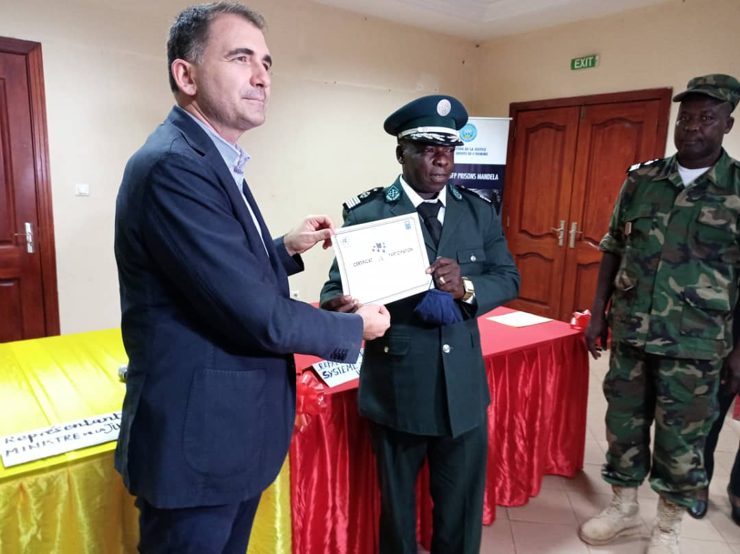 PNUDMALI's tweet photo. Remise à la @Justice_Mali ⚖️ du projet de politique nationale de réinsertion sociale des détenus, diplômes de formation au personnel pénitentiaire &amp; prix du meilleur établissement pénitentiaire au 🇲🇱.
#PrisonsMandela, mis en œuvre par @PNUDMALI/@UN_MINUSMA, financé par @NLauMali. https://t.co/mOzH8hJr8W