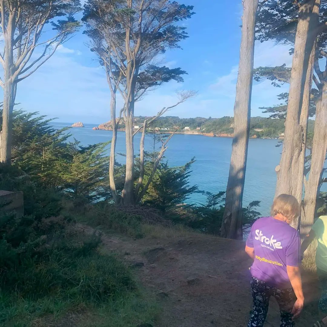 DidiAhier's tweet photo. This run was one of the most beautiful we've ever done. The 🌞 was shining,the sky and sea were deep blue. We sat on the beach wall and had a drink and it was stunning. 1 week to go to marathon day and I'm feeling the huge amount of support https://t.co/MigAC5heDd #doitfordurrell https://t.co/tyPk8wPXPe
