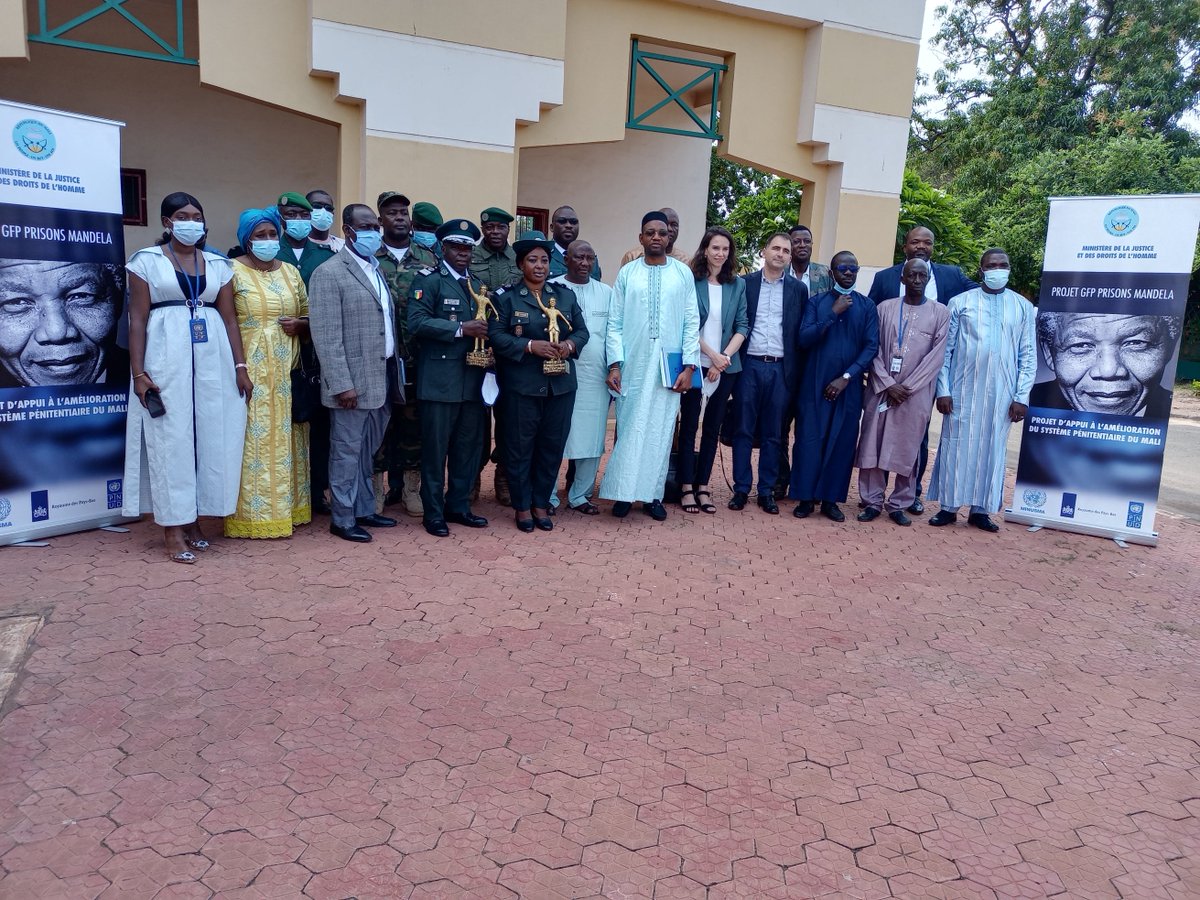 PNUDMALI's tweet photo. Remise à la @Justice_Mali ⚖️ du projet de politique nationale de réinsertion sociale des détenus, diplômes de formation au personnel pénitentiaire &amp; prix du meilleur établissement pénitentiaire au 🇲🇱.
#PrisonsMandela, mis en œuvre par @PNUDMALI/@UN_MINUSMA, financé par @NLauMali. https://t.co/mOzH8hJr8W