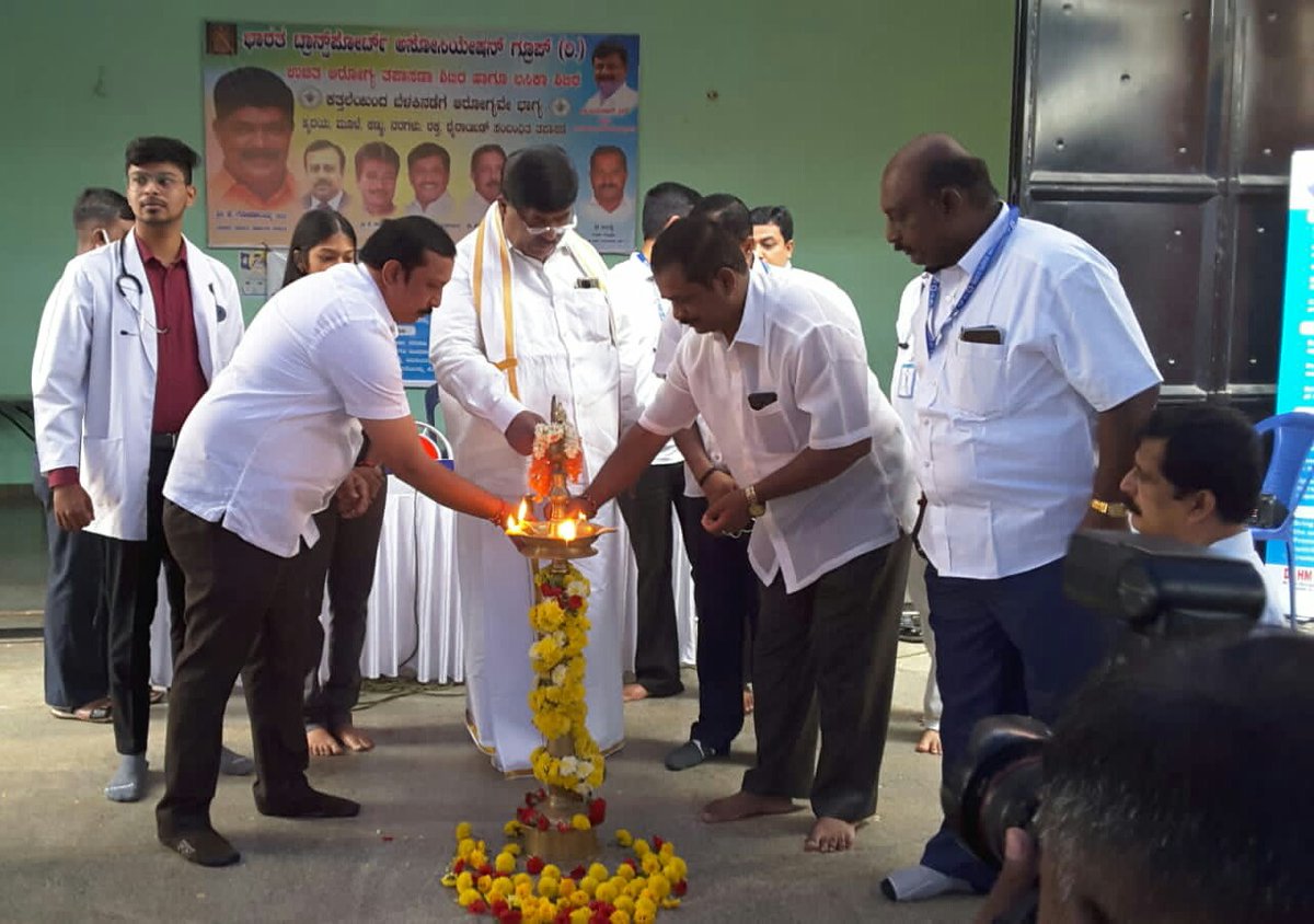 A free medical health checkup & #COVIDVaccination camp was organized in #Kurubarahalli by #DrHMPrasannaFoundation & supported by Bharat Transport Association, #RotaractBangaloreWest & @pristinehospitl & inaugurated by Excise Minister, Sri @GopalaiahK & Rtd. IAS Officer K Shivaram