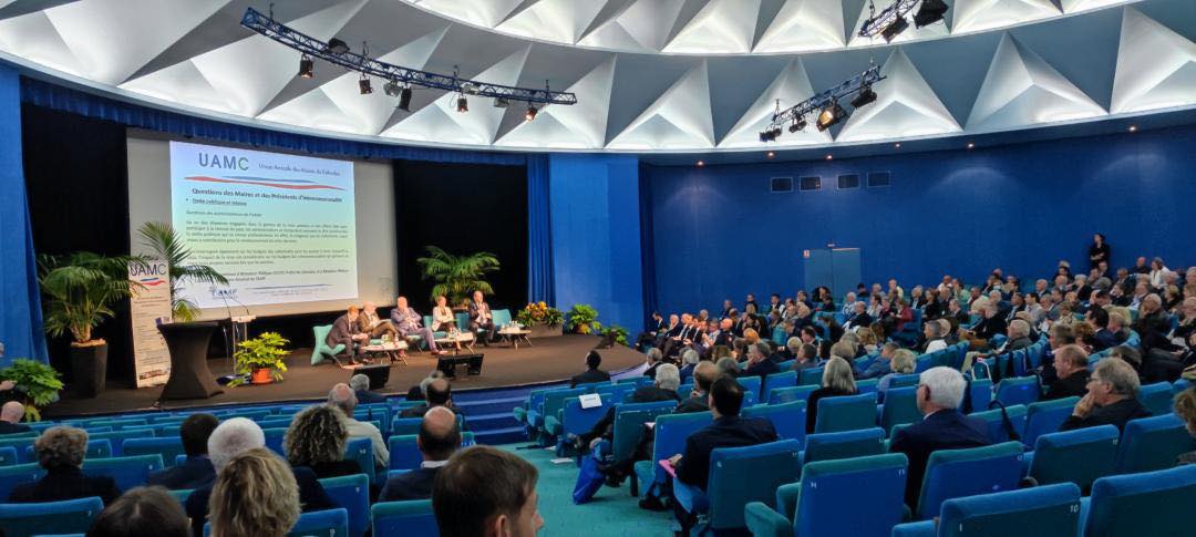 CAUE_CALVADOS's tweet image. Aujourd'hui, de nombreux élus ont pu retrouver le stand du @CAUE_CALVADOS à l’assemblée générale de l'#UAMC au Centre des congrès à #Caen. @HubertCourseaux, Président du CAUE du Calvados et Fabien Tessier, Directeur du CAUE du Calvados étaient présents pour cet évènement.