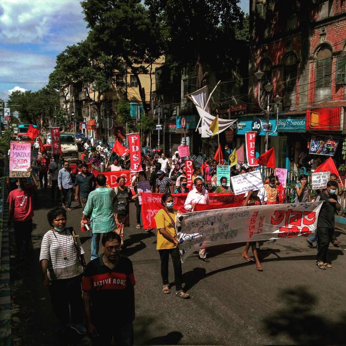 pdsf_students's tweet photo. Today's demonstration at Shyambazar, Kolkata. 
Solidarity to #FarmersBharatBandh 

#FarmersProtest #BharathBandh https://t.co/8MC5givXAA