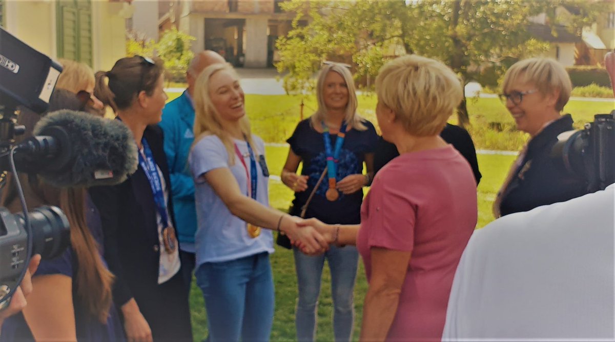 Demokracija1's tweet photo. Rosviti #Pesek se je izpolnila želja: »Želela sem stisniti roke, na katerih je avgusta visela vsa #Slovenija«
https://t.co/bQ3M37fUHd https://t.co/L8EAbblC93