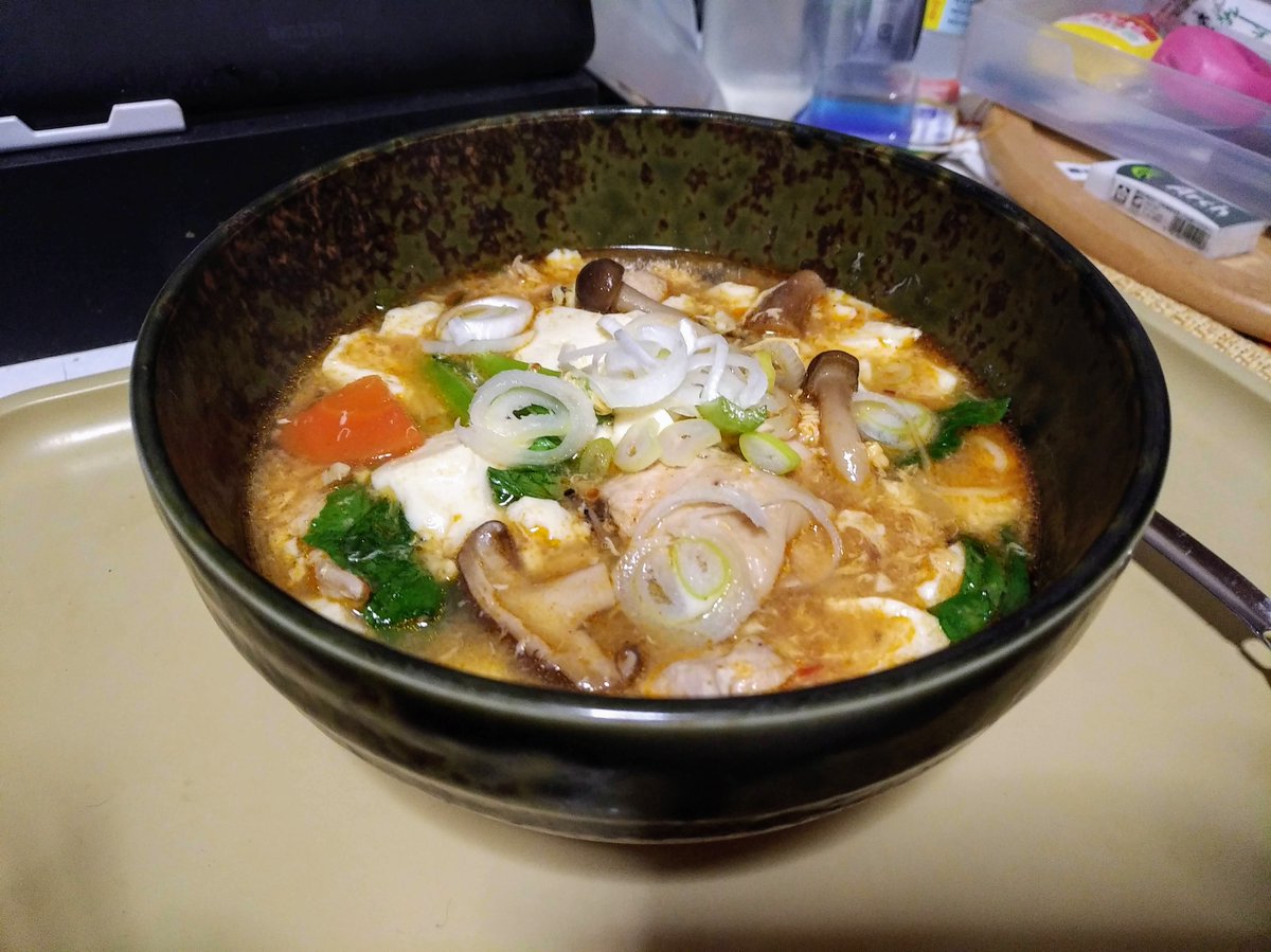 地層から酸辣湯の素を出土したので液体塩こうじ漬けの鶏振り袖肉を用いた酸辣湯を生成しました。 