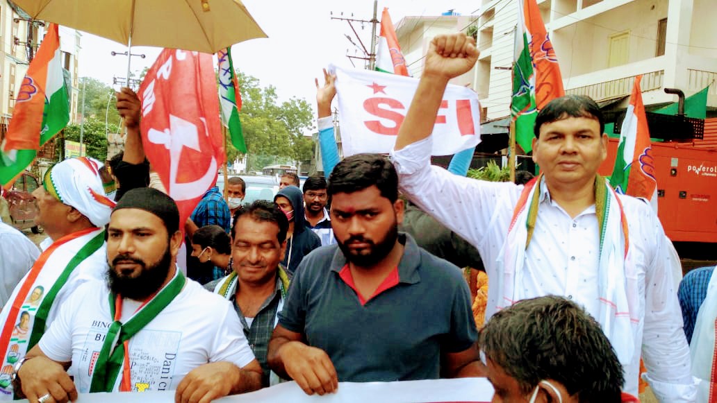 AyazTpcc's tweet photo. Serilingampally Congress Committee: Participated in all Political parties called for Bharat Bandh. @RahulGandhi @tpccminority @INCTelangana @TSNSUI @IYCTelangana @revanth_anumula @MYaskhi @sascongress @PonnamLoksabha @ShayarImran  @manickamtagore @AnjanKumarMP @ferozkhaninc https://t.co/8glBUwgyK3