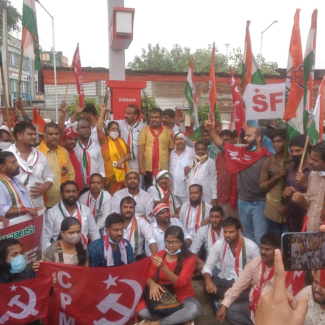 AyazTpcc's tweet photo. Serilingampally Congress Committee: Participated in all Political parties called for Bharat Bandh. @RahulGandhi @tpccminority @INCTelangana @TSNSUI @IYCTelangana @revanth_anumula @MYaskhi @sascongress @PonnamLoksabha @ShayarImran  @manickamtagore @AnjanKumarMP @ferozkhaninc https://t.co/8glBUwgyK3