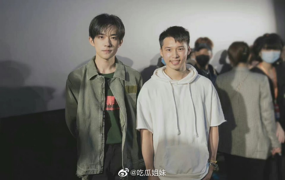 #Trending! #YiYangqianxi snaps photos with Olympic divers #ZhangJiaqi and #ChenAisen at the premiere of #TheBattleatLakeChangjin. 📸

#长津湖