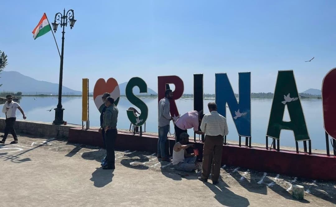Alvi_Zubair45's tweet photo. An iron-based 8 ft high "I ❤️ #SRINAGAR" placed opposite Nishat Garden, enthralling tourists from all walks of life.
Doves signify peace, stability & the vibrant ambience. The structure symbolises the love & hospitality with which #Kashmir embraces tourists.
#ilovesrinagar https://t.co/jUVDsdo1s8
