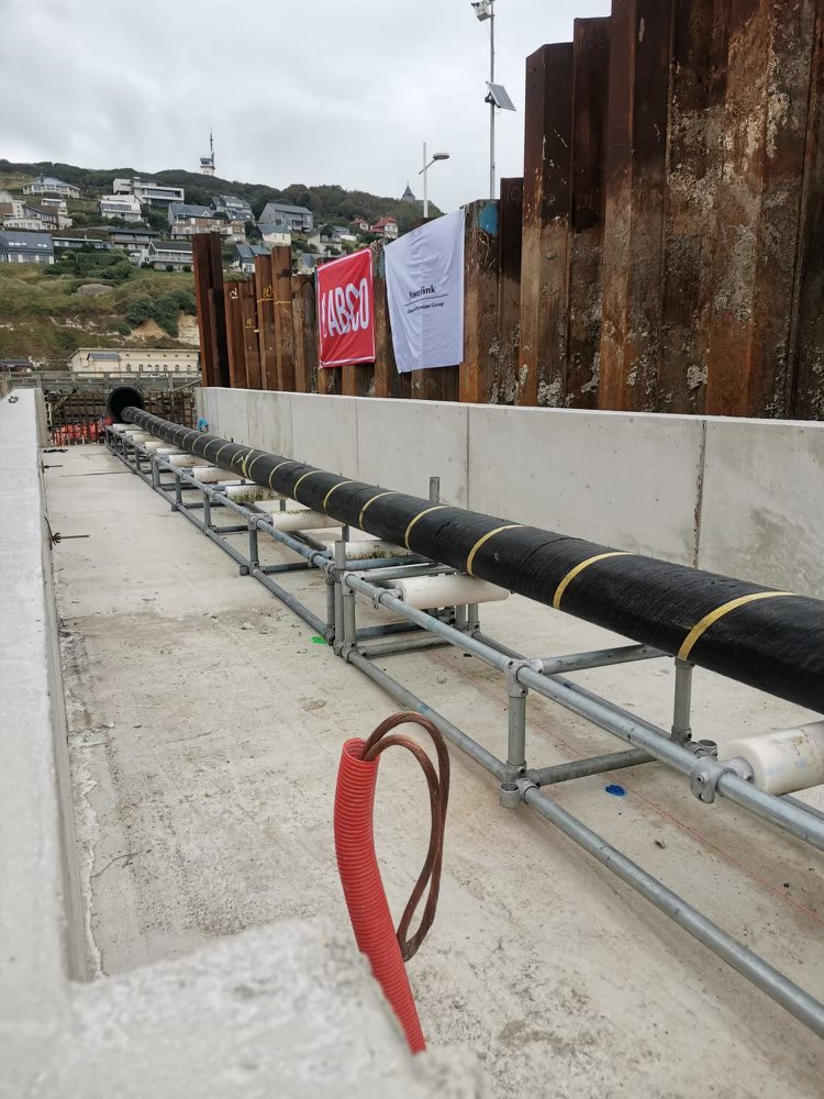 Le câble ⚡️ sous-marin est arrivé dans le port de Fécamp grâce à l'expertise et la mobilisation d'une quinzaine de ⛴ et d'une centaine de salariés de <a href="/rte_france/">RTE</a>, <a href="/PrysmianGroup/">Prysmian</a> et @ABCOMarine