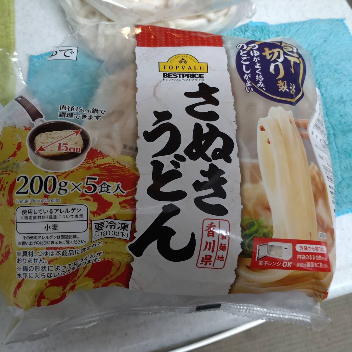 awabi321's tweet photo. 晩ごはん
焼きうどん うどん2玉にピーマンとニンジン🥕に玉ねぎ
しょう油とコショウに味の素
全部炒めてドーン✋
と残り物の蟹の味のカニ
これはしょう油とワサビで
コップは日本酒です👍
ごちそう様です😋 https://t.co/2wf9N5Nzk8