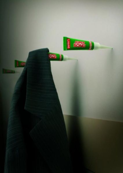 MyCom_Agence's tweet photo. Cette marque a voulu prouvé à travers cette photo que sa colle est tellement forte que ses tubes peuvent servir de porte-manteau 🧥

Une idée très originale de démontrer que sa colle est extrêmement forte 💪

#publicité #colle #forte #communication #digitale #agence https://t.co/AJ3k0mv3Ro