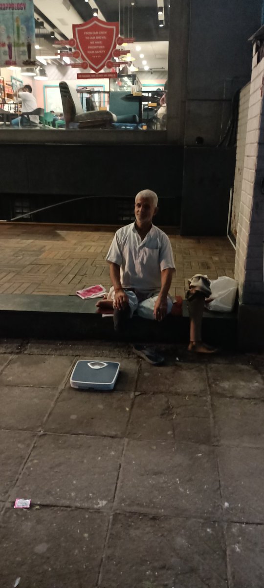 AlphaVictorVA's tweet photo. He is 70 year old Dinesh ji, he sits everyday outside Kamla Nagar Market CCD in Delhi with his Weight Machine to earn his livelihood. 

He called himself a proud Lord Vishnu Devotee and didn't accept any help

I request everyone to visit him if you are in the area.

RT Max Please https://t.co/TY0MYrUshe