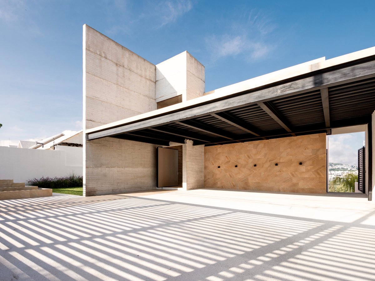 QueretaroSIR's tweet photo. Casa San Marcos -  Villas del Mesón, Juriquilla
EN VENTA

T.  1,056 m2 | C. 830  m2

• Master suite con gimnasio, sala tv y oficina 
• Dos junior suites con terrazas independientes
• Terraza con jacuzzi
• Salón de juegos
• Estacionamiento para 6 automóviles https://t.co/ZYA2IJBt7D