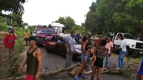 #27Sep #Monagas| La falta de agua y gas hizo que vecinos de La Montañita, localidad del municipio Piar, agotarán su paciencia y decidieran este lunes cerrar la calle para exigir soluciones inmediatas a las fallas en estos servicios.
<a href="/ReporteYa/">Reporte Ya</a>
Fotos cortesía: <a href="/azukarpegaisima/">Azúkar FM - Noticias 🔔</a>