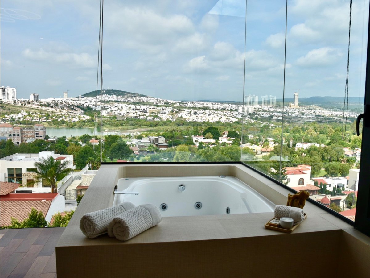 QueretaroSIR's tweet photo. Casa San Marcos -  Villas del Mesón, Juriquilla
EN VENTA

T.  1,056 m2 | C. 830  m2

• Master suite con gimnasio, sala tv y oficina 
• Dos junior suites con terrazas independientes
• Terraza con jacuzzi
• Salón de juegos
• Estacionamiento para 6 automóviles https://t.co/ZYA2IJBt7D