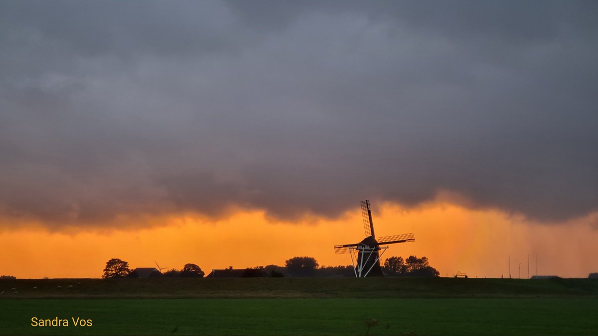 Een mooie dreigende lucht vanavond boven de molen in de Eemshaven.
#weerfoto #buienradar #weeronline <a href="/HetHogeland/">Gemeente Het Hogeland</a> <a href="/rtvnoord/">RTV Noord</a> <a href="/OmmelanderDe/">Ommelander Courant</a> #eemshaven