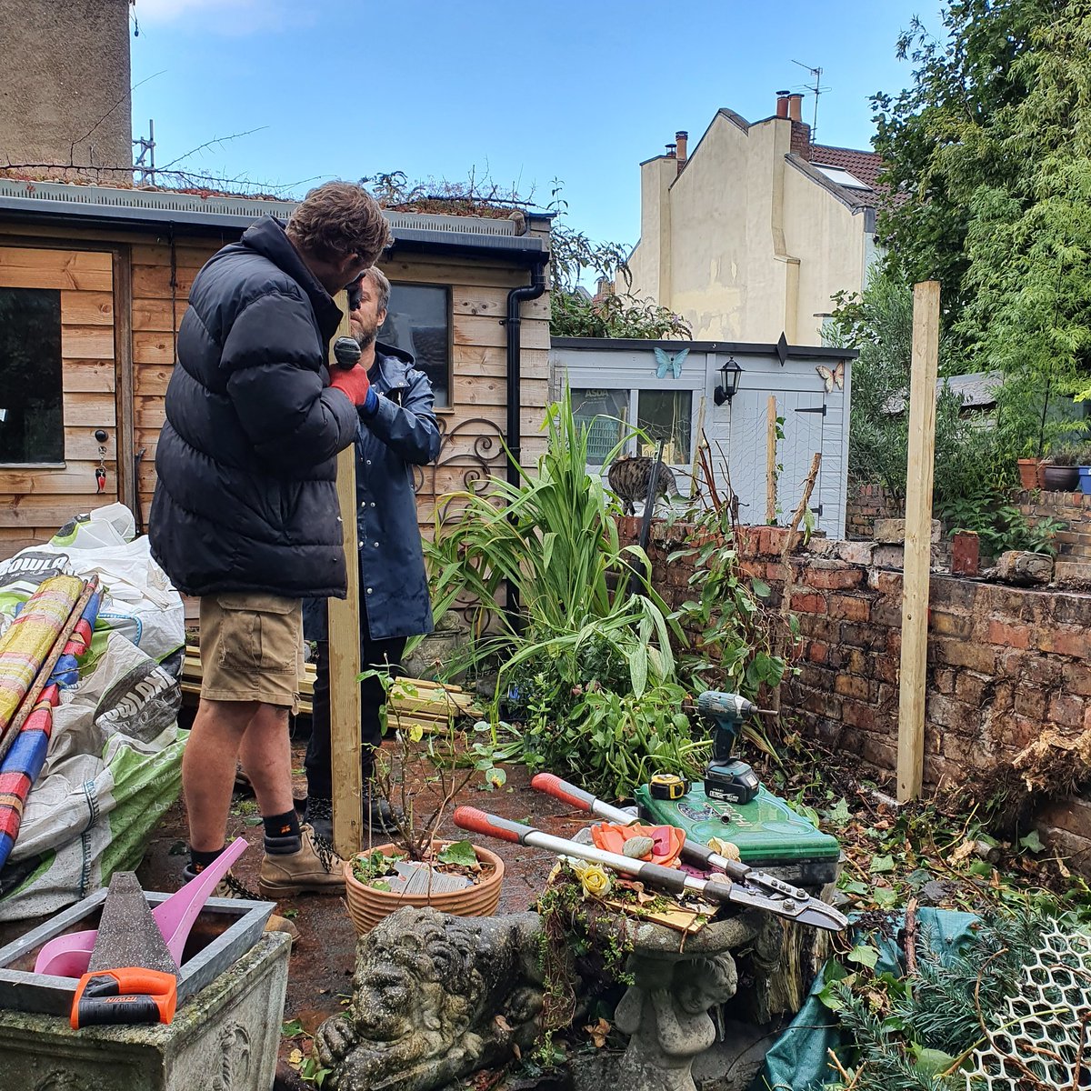 secretgardenweb's tweet photo. The boys had a good day ripping out a disintegrating fence covered in Ivy...

Tomorrow they'll be constructing a lovely #timberscreen made from #redwoodslats 💚

Check us out then! #landscapers_of_instagram #gardenmaintenance #autumngarden  #fences https://t.co/soHnYRcrMi