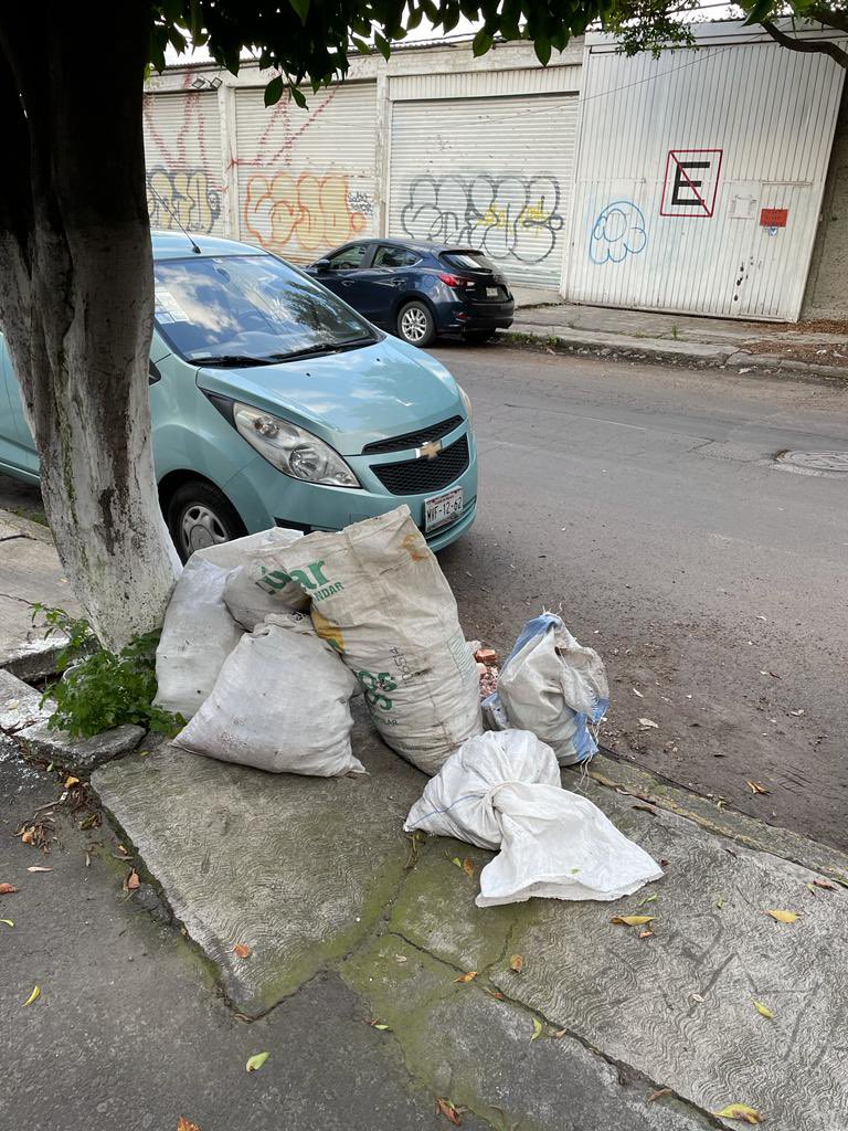 rojamiamor's tweet photo. @Alc_Iztapalapa @ClaraBrugadaM @GobCDMX camiones de cascajo han dejado basura durante semanas, urge atención. Calles Maíz y Campesinos col. Granjas Esmeralda https://t.co/ACgVoobl4n