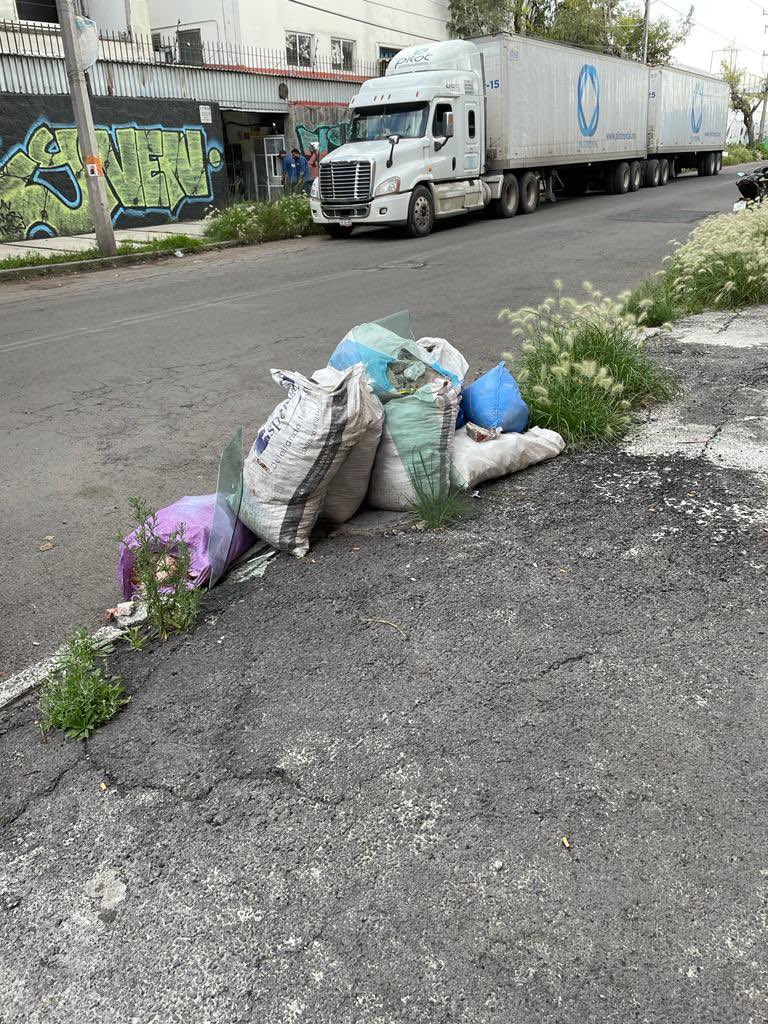 rojamiamor's tweet photo. @Alc_Iztapalapa @ClaraBrugadaM @GobCDMX camiones de cascajo han dejado basura durante semanas, urge atención. Calles Campesinos y Maíz col. Granjas Esmeralda https://t.co/qVkSVnWuxw