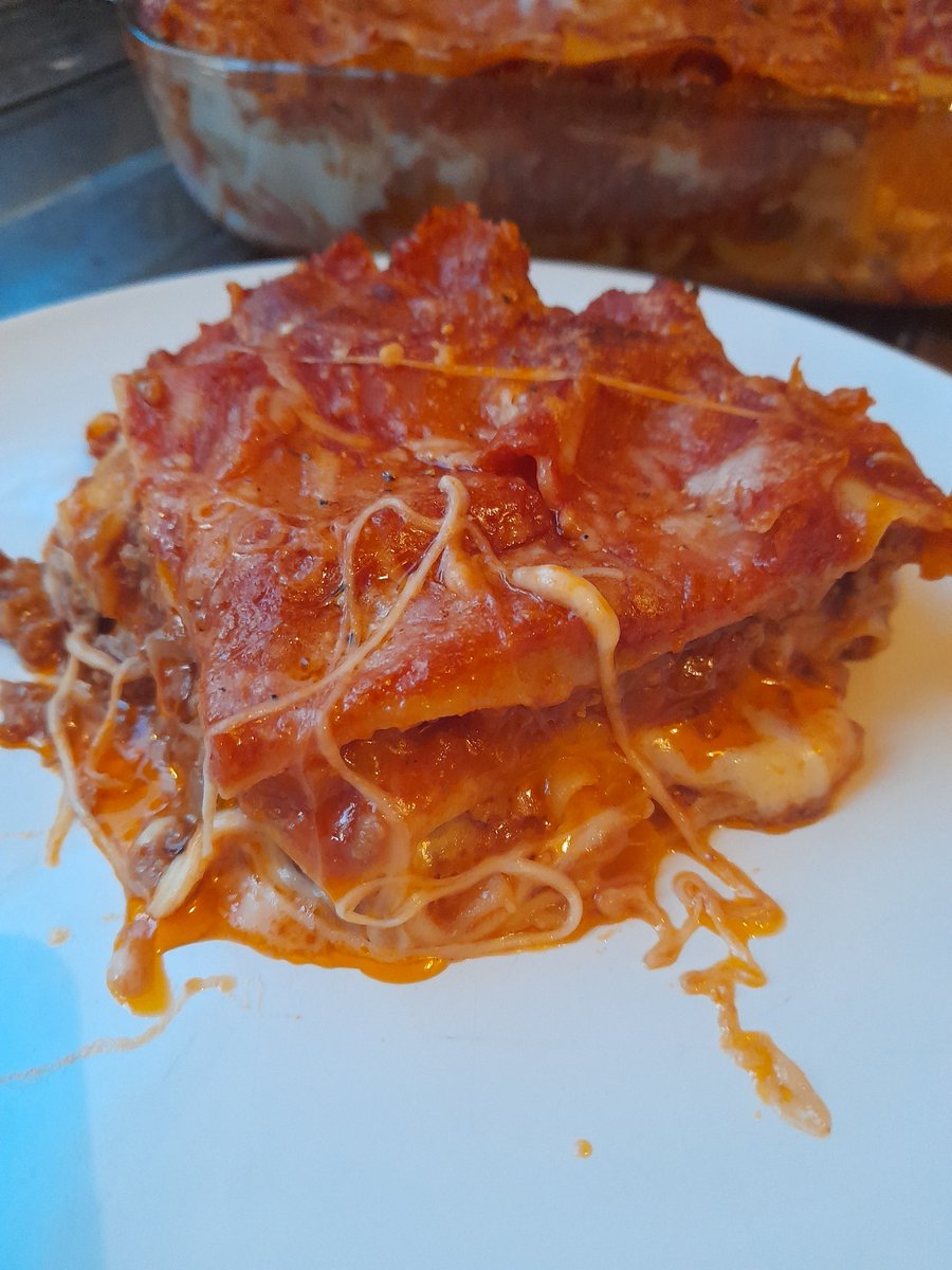 AFizgig's tweet photo. Just made an extra cheesy and crispy topped lasagne 😋😋😋 It's gonna be served with buttered baby potatoes and a crispy leaved salad and a homemade balsamic vinaigrette #CookingWithAl 👨‍🍳 https://t.co/pFmrcDWOT5
