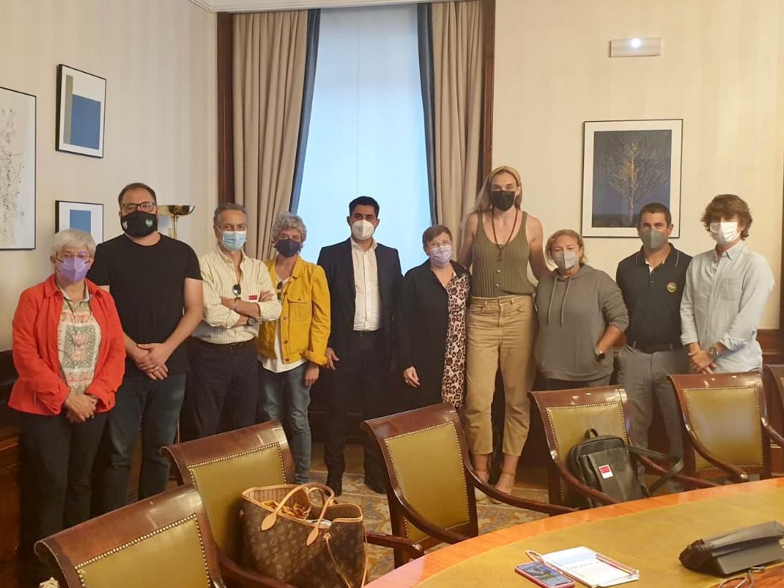 afefutbol's tweet photo. #AFEFútbol prosigue con @PodemosCongreso la ronda de contactos con grupos parlamentarios, junto a otras asociaciones, sobre las principales demandas de los deportistas de cara a la nueva Ley del Deporte.
👉🏻📝 https://t.co/hrdaiPDq7Y
#UnidosSomosMásFuertes https://t.co/dg842Nsg3w