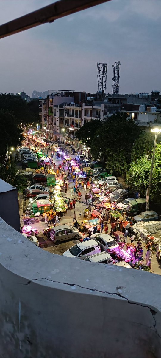 deora_shubham's tweet photo. Beauty of an Indian weekly market. Every locality in Delhi has a dedicated day for weekly market, though this concept is prelevant across the country in some form or the other, either known as haat or market. This one's from Shadipur weekly market. West Delhi.
#Sep2021
#Delhi https://t.co/ntEpol3NwO