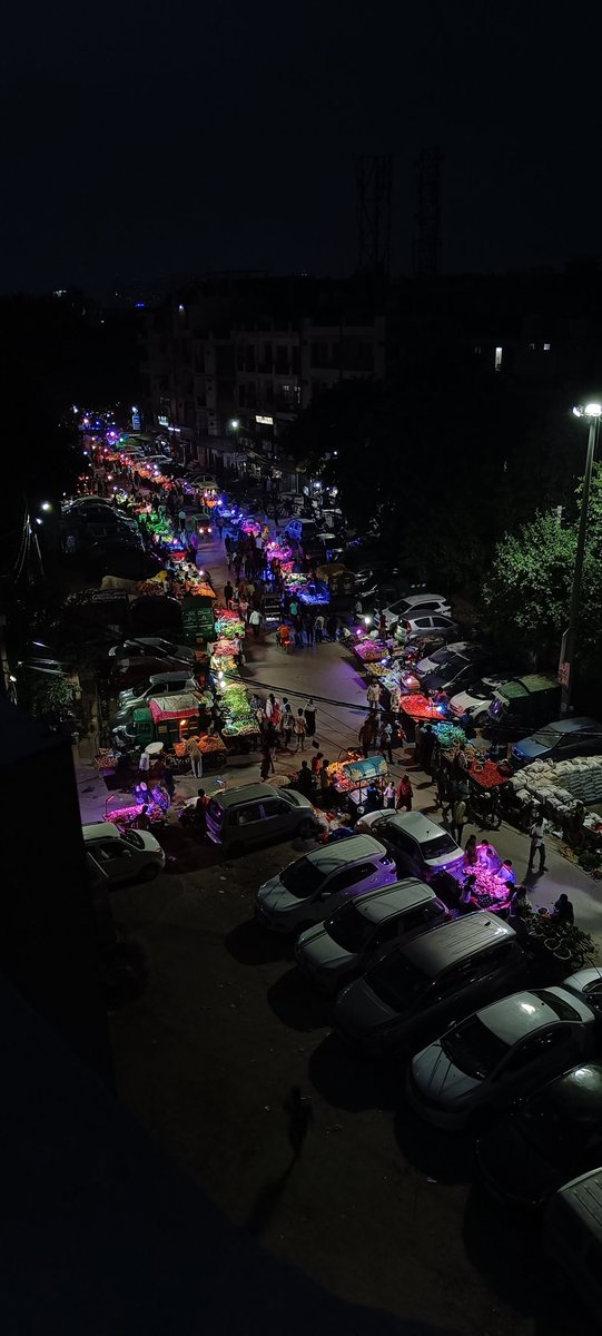 deora_shubham's tweet photo. Beauty of an Indian weekly market. Every locality in Delhi has a dedicated day for weekly market, though this concept is prelevant across the country in some form or the other, either known as haat or market. This one's from Shadipur weekly market. West Delhi.
#Sep2021
#Delhi https://t.co/ntEpol3NwO
