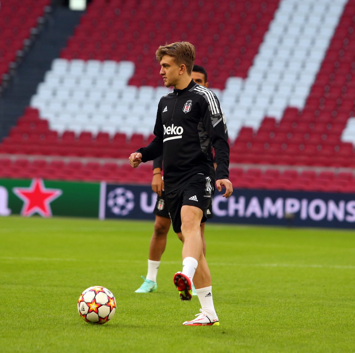 Besiktas's tweet photo. Ajax maçı hazırlıklarını tamamladık. 🦅

#UCL | #AJABJK https://t.co/Y2X5zwrrzy