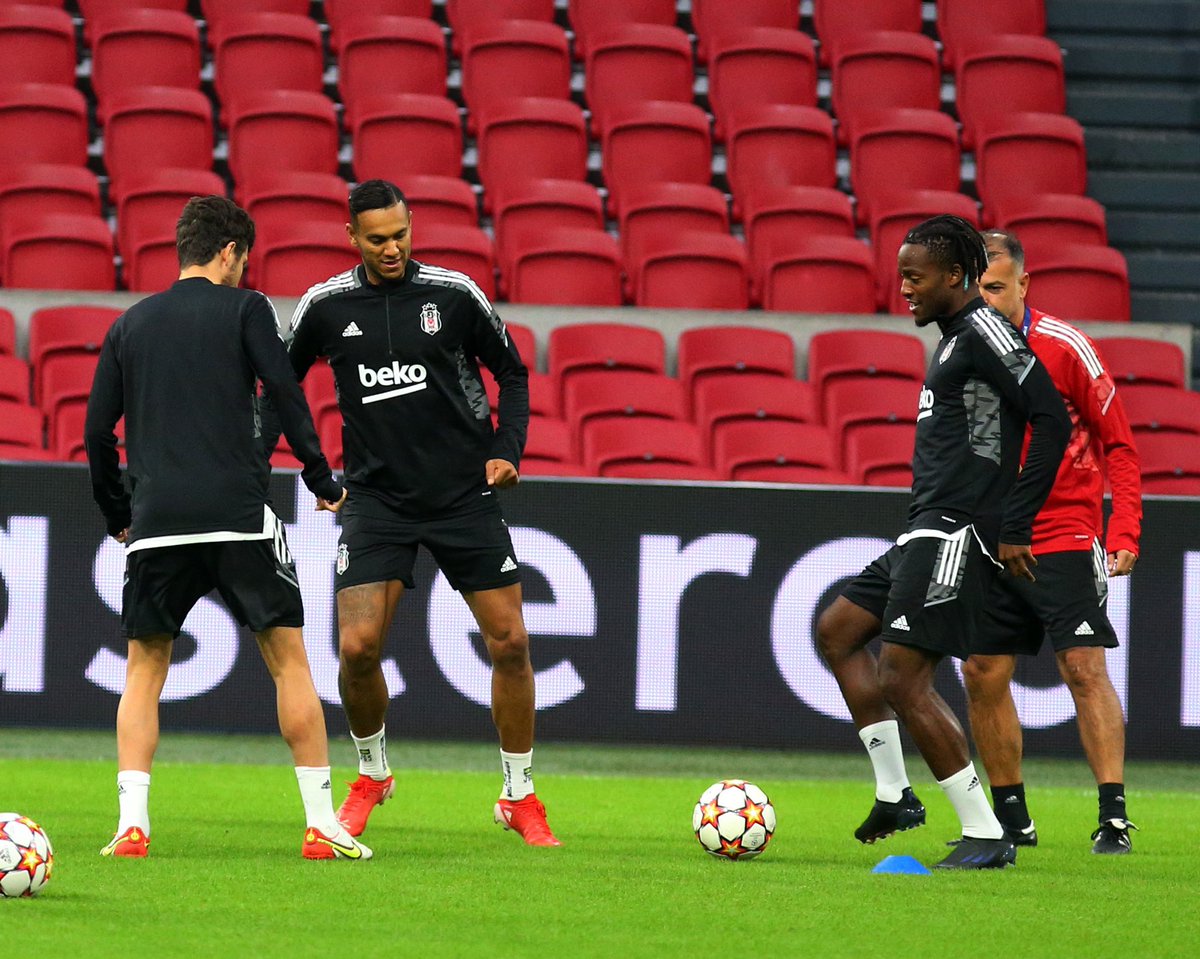 Besiktas's tweet photo. Ajax maçı hazırlıklarını tamamladık. 🦅

#UCL | #AJABJK https://t.co/Y2X5zwrrzy