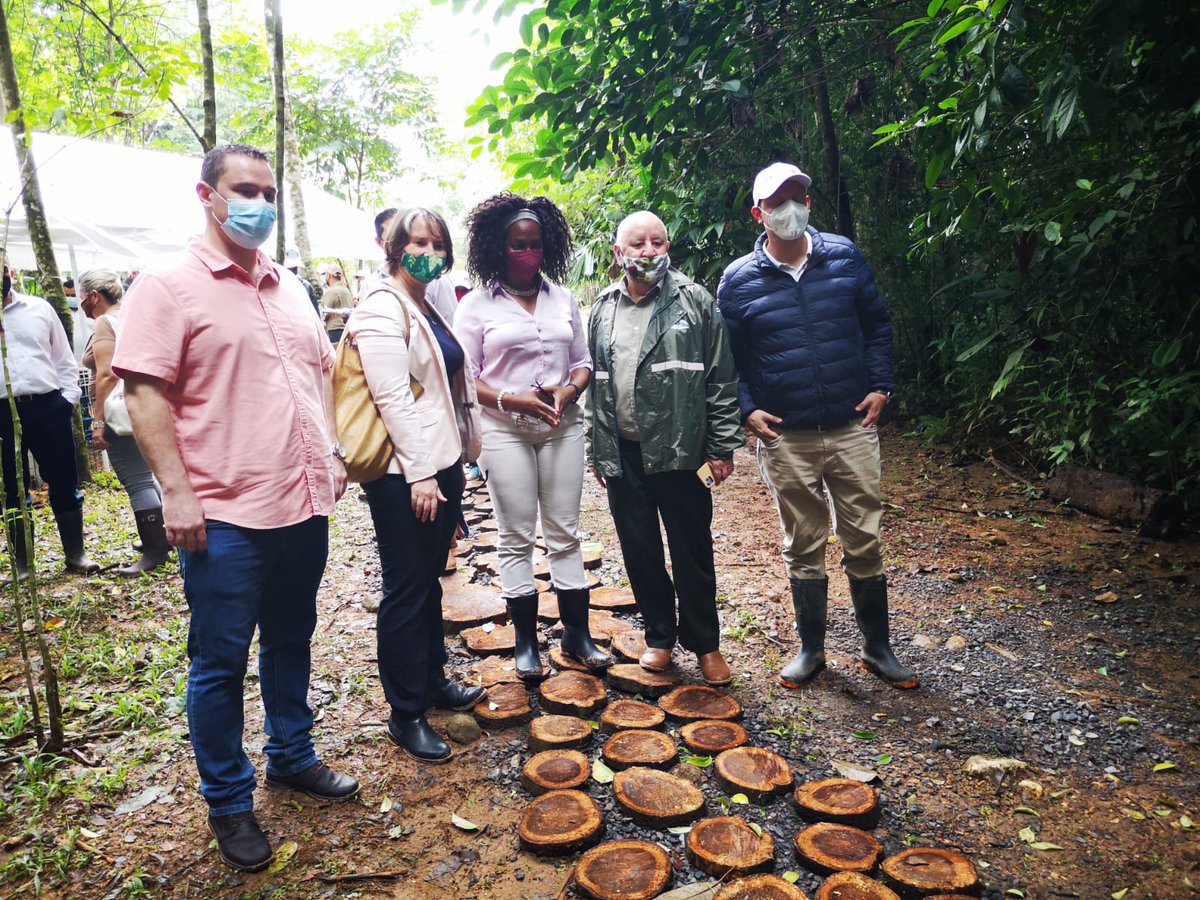 AlemaniaenCR's tweet photo. La embajadora Nibbeling-Wriessnig sembró hoy en Aguas Zarcas uno de los 10.000 árboles donados por 🇩🇪 al programa  #HuelladelFuturo. Los árboles, distribuidos en 4 bosques,  conformarán la Ruta de la Amistad Alemania-Costa Rica.
#200CostaRica https://t.co/rLIjB4pTfI