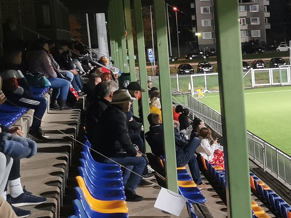 Hyviä ottelutapahtumia voi löytää junnupeleistäkin.

06-ikäluokan SM-sarjaa, Satakunnan derby Pallo-Iirot vs FC Jazz 1-0 FT.

Kioski, yleisöä mukavasti (maanantai-ilta!) ja paras soittolista mitä olen Äijänsuolla kuullut.

Iiroista miellytti erityisesti #3 ja #35.

#PalloIirot