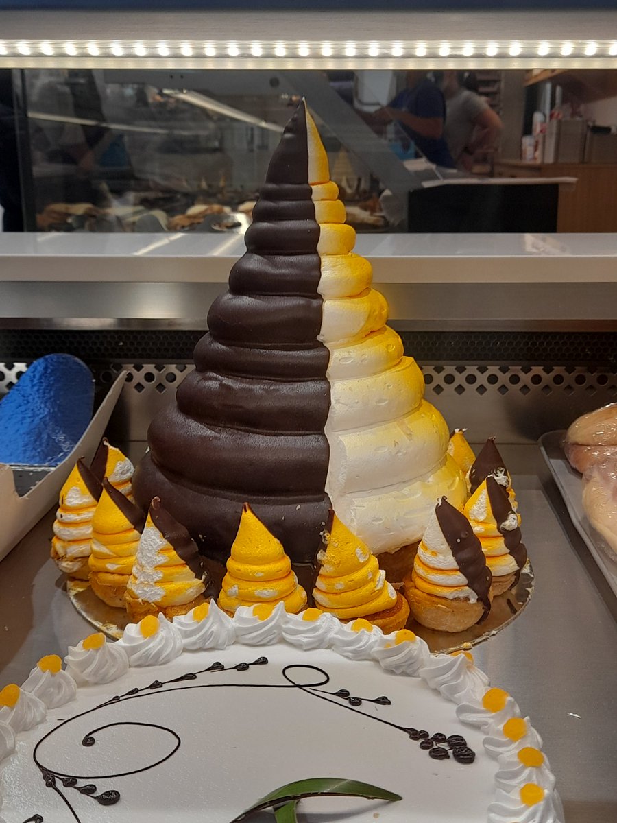 realzagoitia's tweet photo. Los de.#Bilbao dicen que hacen las cosas a lo grande, no lo puedo corroborar, pero lo que si te garantizo, que a lo grande,se hacen los pasteles wn #Santurtzi,sino solo tienes que ver las palmeras y las carolinas de #Goizalde en #GenaroOraa
#LaTxitxarra. https://t.co/JeqDceGFl2