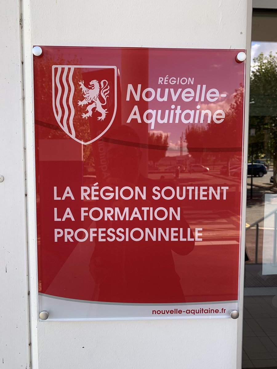 À Poitiers, inauguration par <a href="/al_rousset/">Alain Rousset</a> des travaux de restructuration et de rénovation énergétique de la Maison de la Formation qui accueille 1000 apprentis et héberge 3 CFA.
La Région Nouvelle-Aquitaine a participé financièrement à hauteur de 70% du coût : 4,385 millions d'€