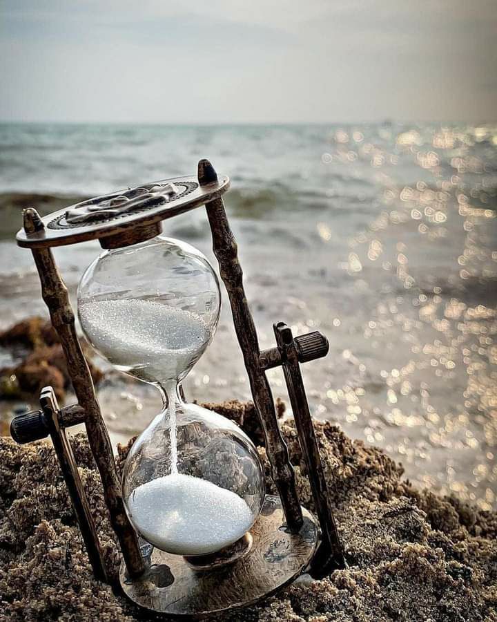 *❁ يمضي قطار العمر دون توقف ...
و يمر على محطات الحياة واحده تلوى الأخرى 
البعض لا يحظى بشيئ من المحطه ...
وآخر يلزم مقعده في القطار بصمت 
متأملا الحياة من نافذة الأمل 
وآخر ينتظر بشوق المحطه القادمه متفائلا 
وآخر يحاول بجهد أن يوقف القطار🔕🖤🙇🏿‍♂️*