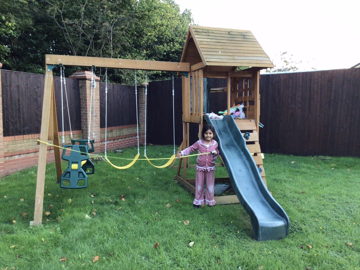 AmayaMehta2's tweet photo. @spstyear1 Amaya does the measuring📏👌😃✨📏 Y1 Maths party challenge! https://t.co/2YofIRQ5Bs