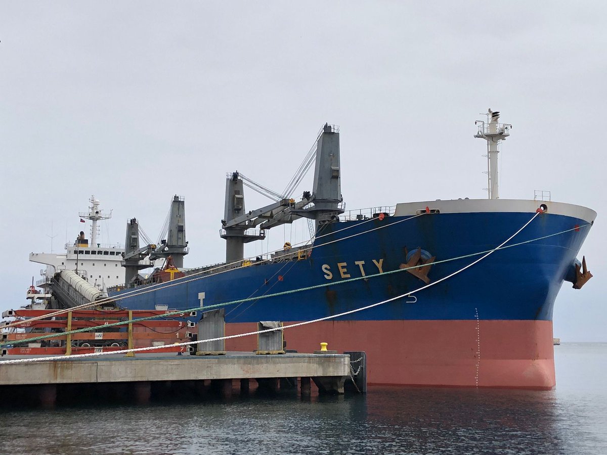 ATI_Puerto's tweet photo. 🛳️ En el sitio de atraque 5 se encuentra la nave #Sety, embarcando graneles minerales. Les deseamos una excelente jornada de trabajo a nuestros colaboradores. 💪.
#Antofagasta #ATIpuerto #Puerto #Portuarios #Naves #MotoNave #Portuarios https://t.co/FUP836mRuR
