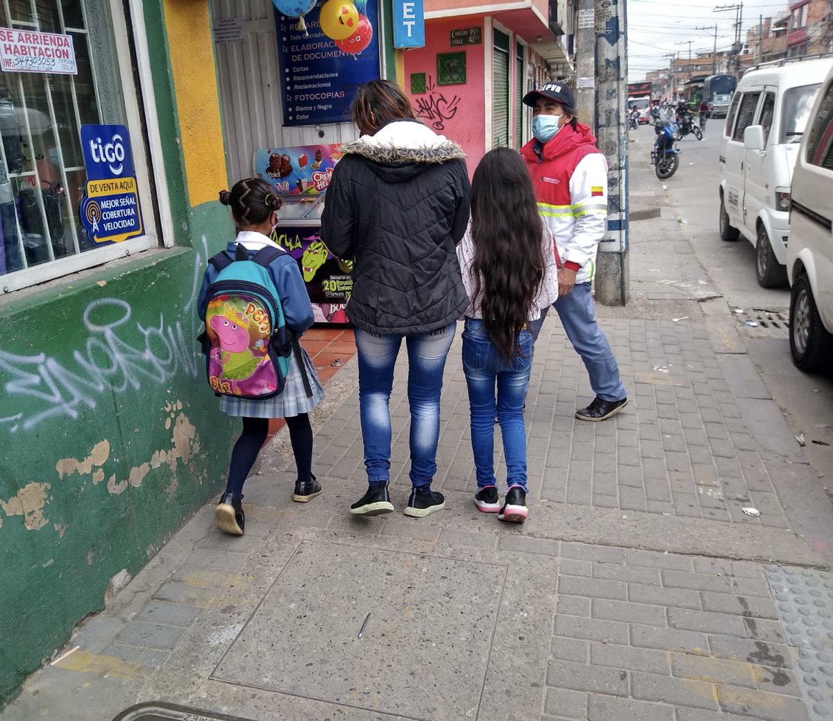 personeriabta's tweet photo. El grupo élite #GAEPVD adelanta una nueva jornada de diálogo empático con los vecinos del #PortalAméricas.
Los guardianes recorren el barrio #Dindalito y conversan con madres cabeza de familia, quienes informan que sus hijos han retornado a la presencialidad en los colegios. https://t.co/5bwe5Ryr5a