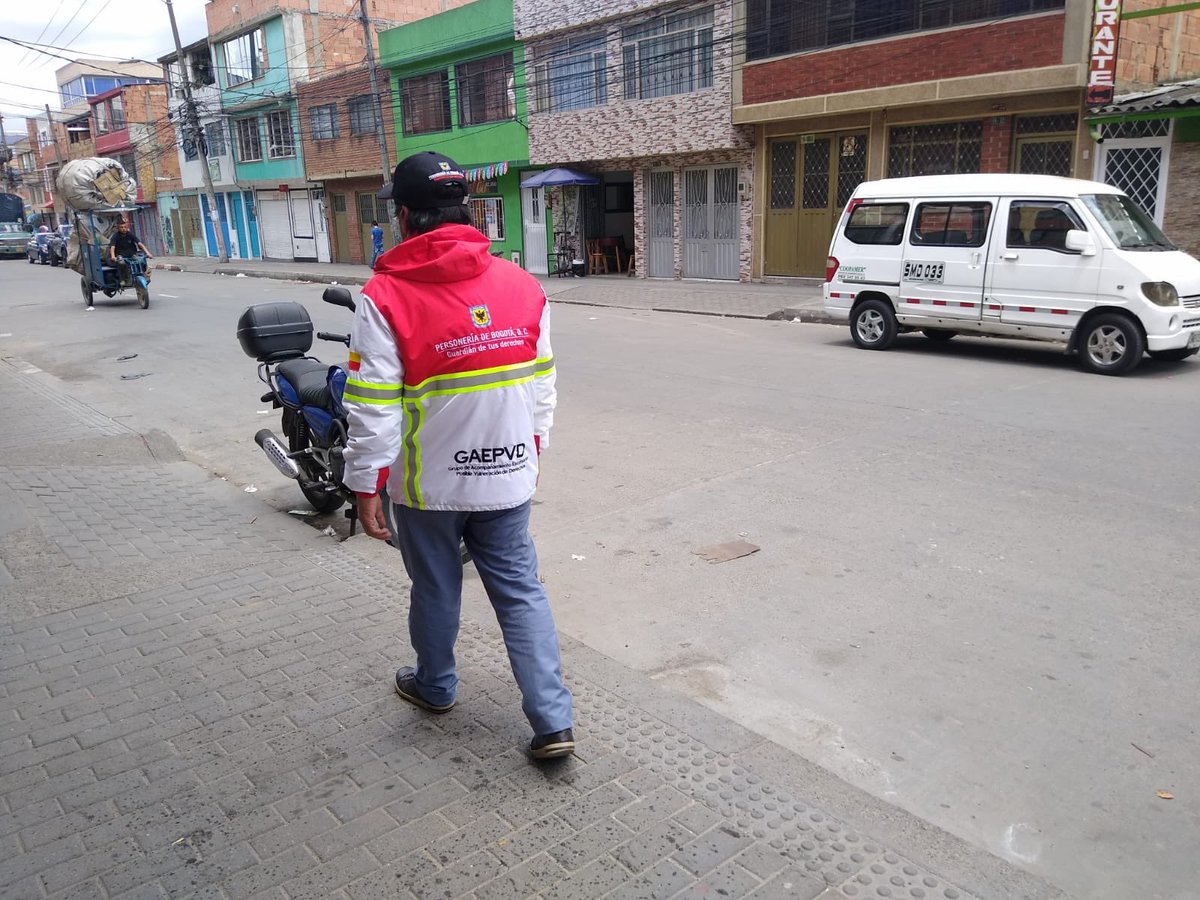 personeriabta's tweet photo. El grupo élite #GAEPVD adelanta una nueva jornada de diálogo empático con los vecinos del #PortalAméricas.
Los guardianes recorren el barrio #Dindalito y conversan con madres cabeza de familia, quienes informan que sus hijos han retornado a la presencialidad en los colegios. https://t.co/5bwe5Ryr5a