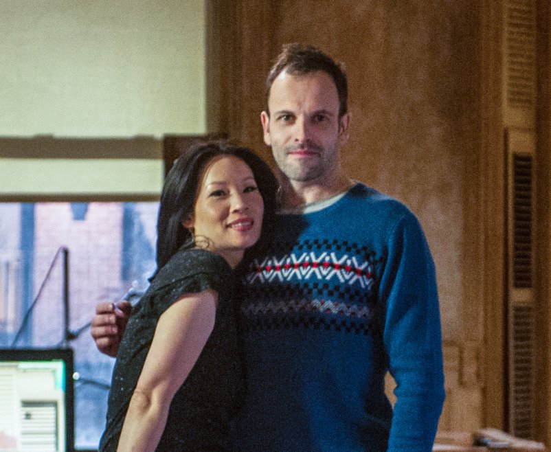 LiunaticFringe's tweet photo. More pics of #LucyLiu and #JonnyLeeMiller in celebration of #Elementary's anniversary? Don't mind if we do! #JoanLock #ReunionPls https://t.co/AHvx5IFo2f