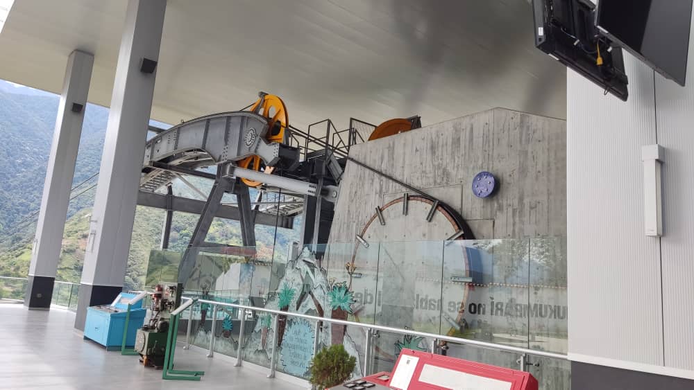 Este lunes 27 de septiembre, desde la sede del Sistema Teleférico de Mérida <a href="/Mukumbari/">Mukumbarí</a>, en la primera Estación Barinitas, junto a las autoridades y representantes del sector, celebramos el "Día Mundial del Turismo". 1/2
