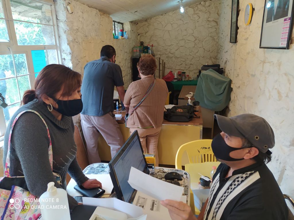 Sandra_FalconV's tweet photo. Mis compañeros de la Tesorería Municipal el fin de semana estuvieron en #LomasDeCristo y #LomasDeSanEsteban, con el objetivo de fomentar la regularización en pago #Predial2021 y #AguaPotable.
#Texcoco #DondeSeViveBien #UsaCubrebocas https://t.co/QtXbD50T6W