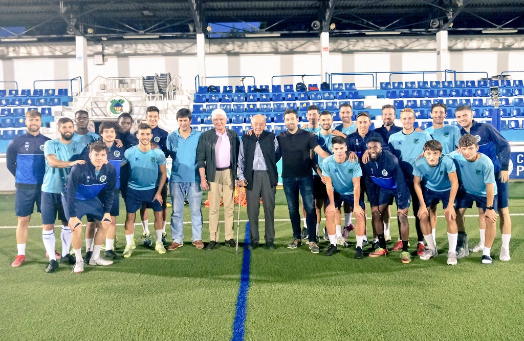 CEBanyoles's tweet photo. [🎽PRIMER EQUIP] 🫂Qui millor que el soci d'honor del club, Miquel Callís, per desitjar-nos sort per a la temporada 21/22 a #1cat1 que comença diumenge per als blaus! Moltes gràcies per la visita Miquel! L'honor ha estat nostre! #historiaCEB #familiaCEB https://t.co/H4mj1QANSp