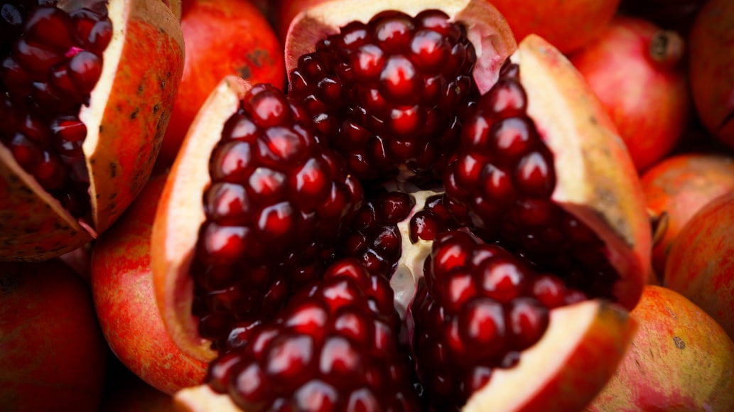 EGordonMallin's tweet photo. Sweet, but not too sweet, with juicy arils, thin skin, &amp; intense red husks: the ideal pomegranate attracts discerning eaters. Agricultural and Food #Economics's newest article systematically explores what motivates purchasers of all things pomegranate: https://t.co/gEjU25QsOh #OA https://t.co/B4nfaUlCri