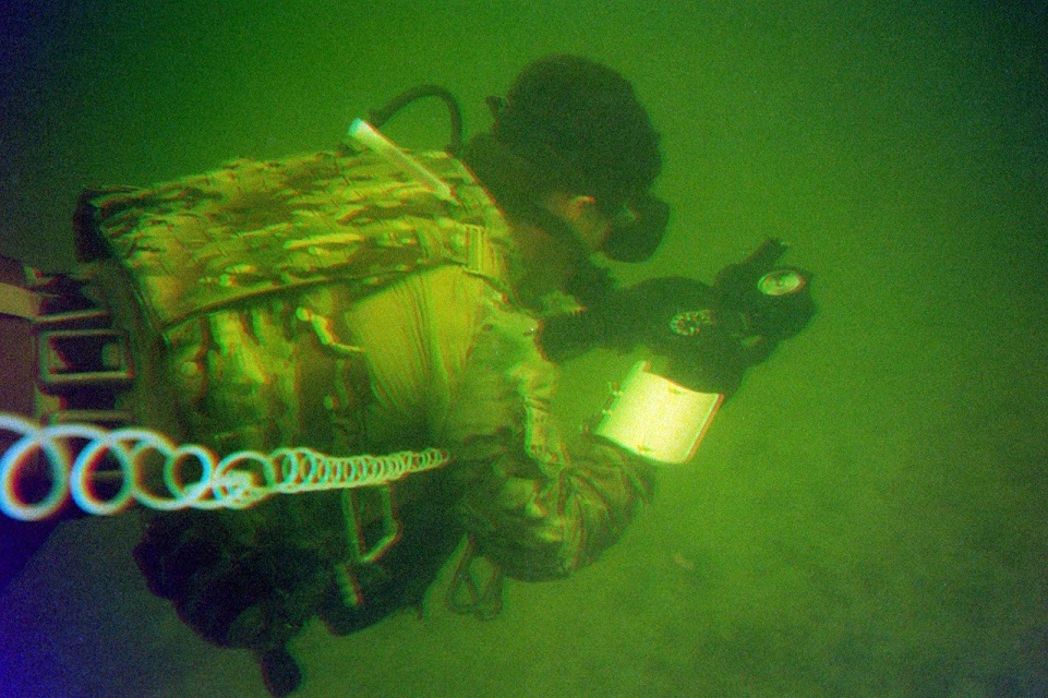 WidenerUniv's tweet photo. William Rodgers '23 earned his way into elite, challenging @USArmy Special Forces Combat Diver Qualification Course with training, dedication &amp; help from his @DauntlessRotc lieutenant commander

Now he's certified combat diver 🤿🚁

https://t.co/Ou1DY0dCxE
@ArmyROTC @BillyRodge14 https://t.co/vjtBKcm0HT