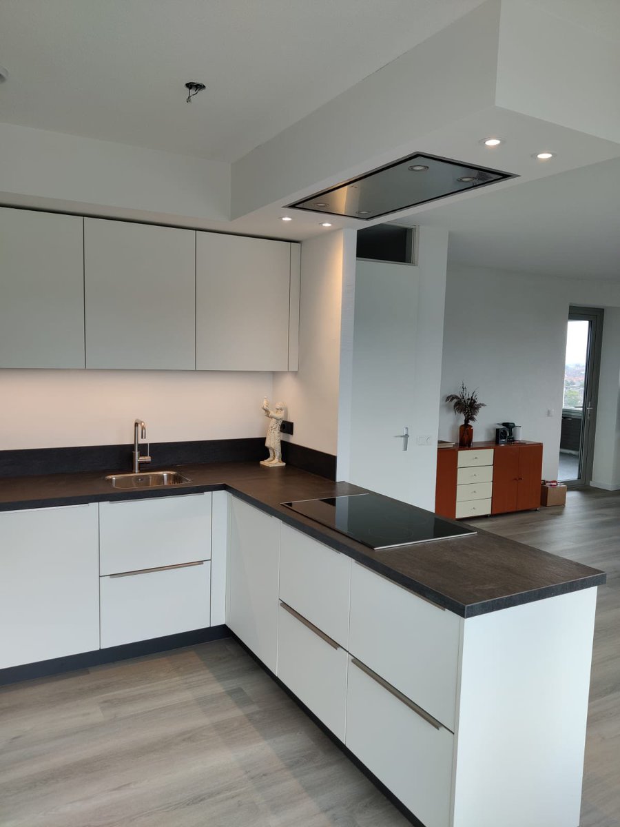 Perfectie & Tijdloos! 🤩 Een doordacht ontwerp met alle faciliteiten binnen handbereik. Dan wordt #koken een belevenis 👨‍🍳 Is dit uw ideale #keuken? Laat het ons weten of kom langs in de showroom in #Grou. stienstrakeukens.nl/keukens #keukendesign #eyecatcher #keukeninspiratie #living