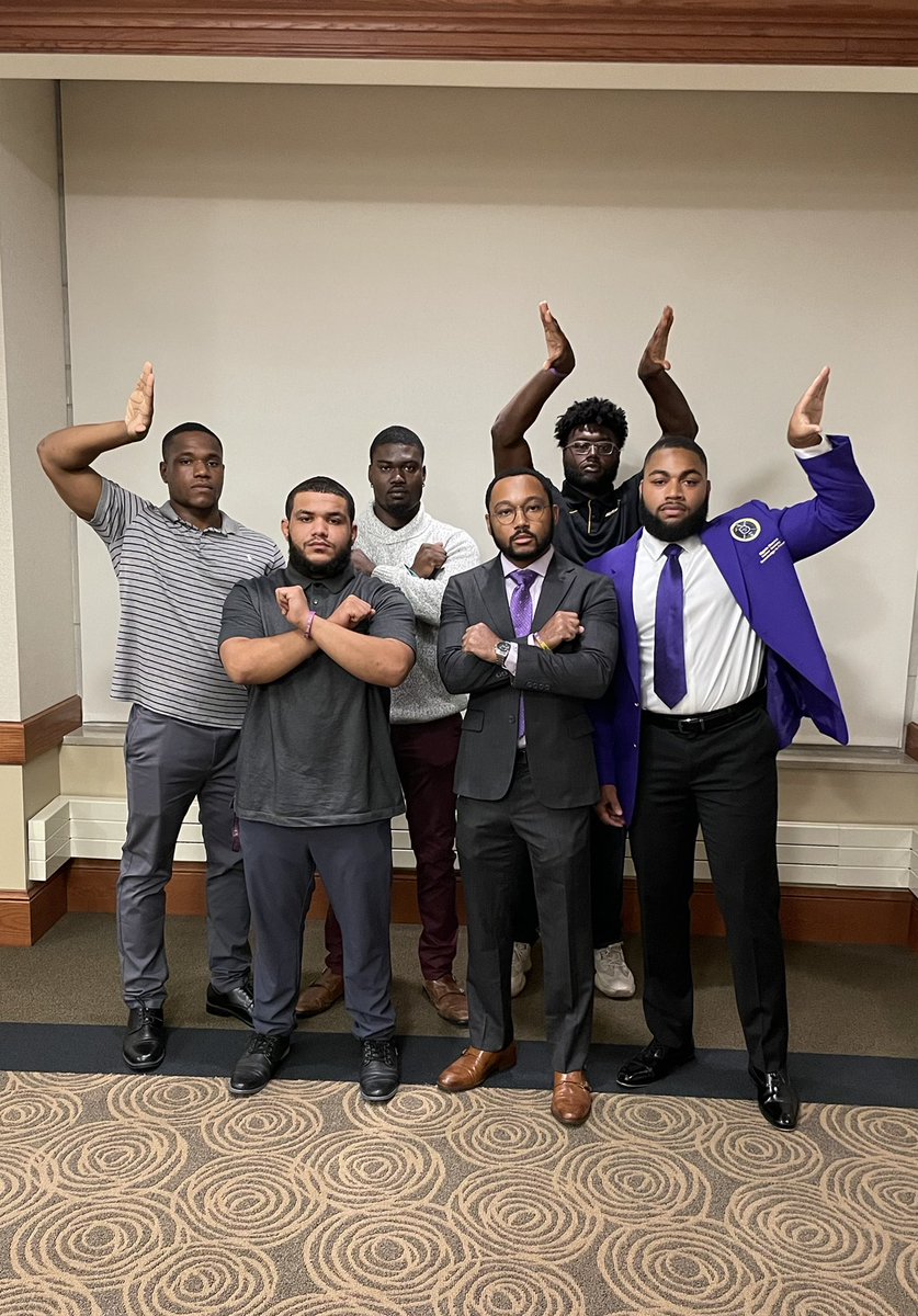 MizzouQues's tweet photo. Manhood Monday⚡️💼 #BusinessBruhz #CertifiΕΔ https://t.co/l2xDgWTFj7