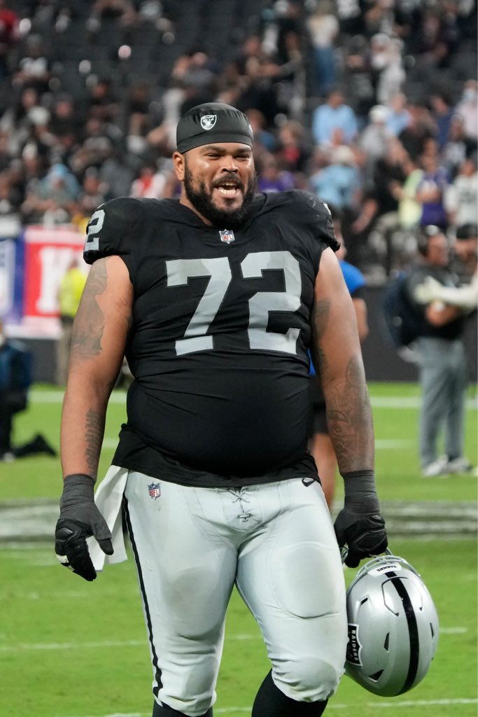 Th3DarthRaider's tweet photo. Per @PFF 

The Raiders highest overall graded offensive lineman was starting RG Jermaine Eluemunor. The only OL starter to not allow a QB pressure. 

#RaiderNation https://t.co/Lpx1AH48yL