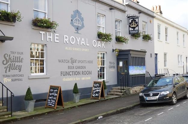 UoBathRL's tweet photo. Fancy coming for a pint and meeting some of the senior players? Come down to our first social at The Royal Oak, Widcombe.

It's just a 5 minute walk from the North Parade, U1 Bus stop.

As an added bonus, all team members will receive a free student discount card.

8 is Late x https://t.co/4YqErOYkjc
