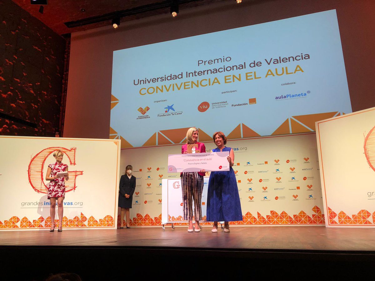 UniversidadVIU's tweet photo. Enhorabuena al @iesalyanub de Vera (Almería) y a su impulsora, Mª Ángeles Moreno, por formar a sus alumnos en el uso responsable de las TIC, con su proyecto @Cibermanagers.
Nuestra Rectora, Eva Mª Giner, les hace entrega de nuestro Premio “Convivencia en el Aula”.
¡Grandes! 👏 👏 https://t.co/FwCd2qrjiE